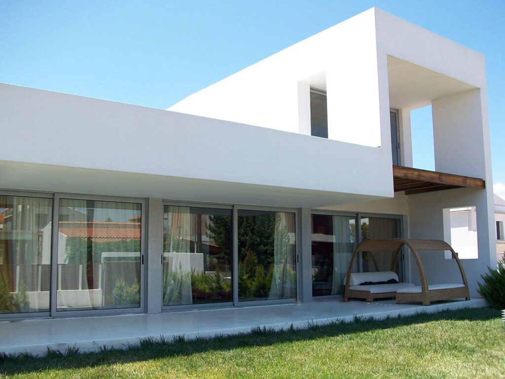 metallika spitia me to kleidi sto xeri